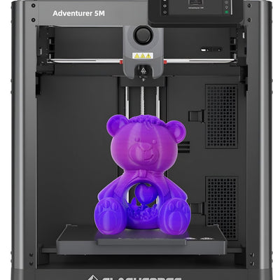 FlashForge Adventurer 5M 3D-printer vooraanzicht met een paarse berenprint op het printbed