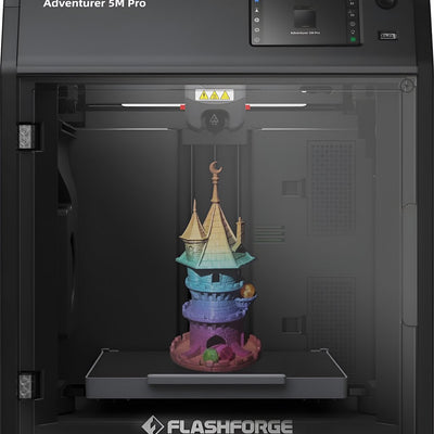 FlashForge Adventurer 5M Pro 3D-printer met gesloten behuizing en een multicolor torenprint