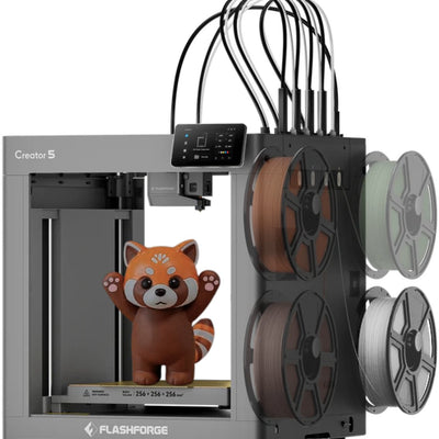 FlashForge Creator 5 met vier filamentspoelen en een 3D-geprinte rode panda op het printbed