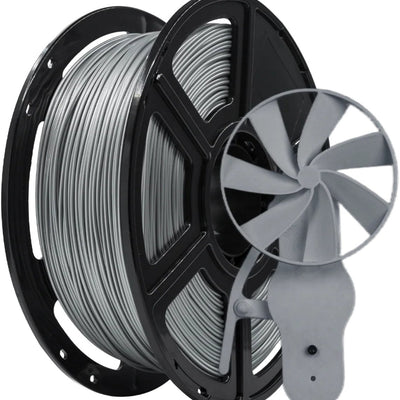FlashForge PETG-filament zilver op spoel, naast een zilvergrijze 3D-geprinte handventilator