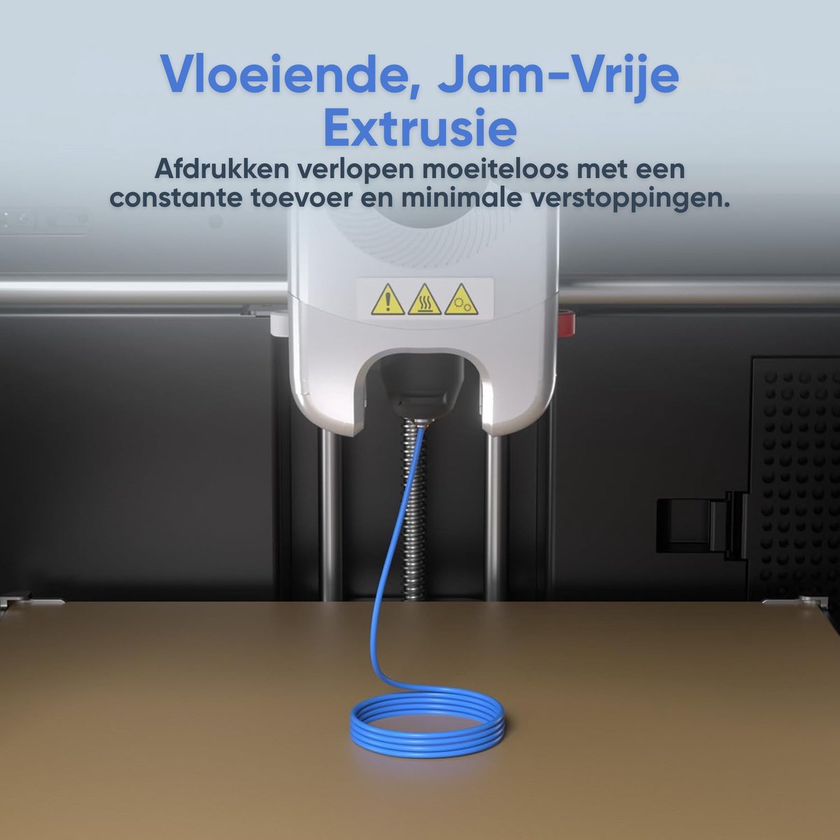 Blauw filament dat soepel uit de printkop van een 3D-printer loopt