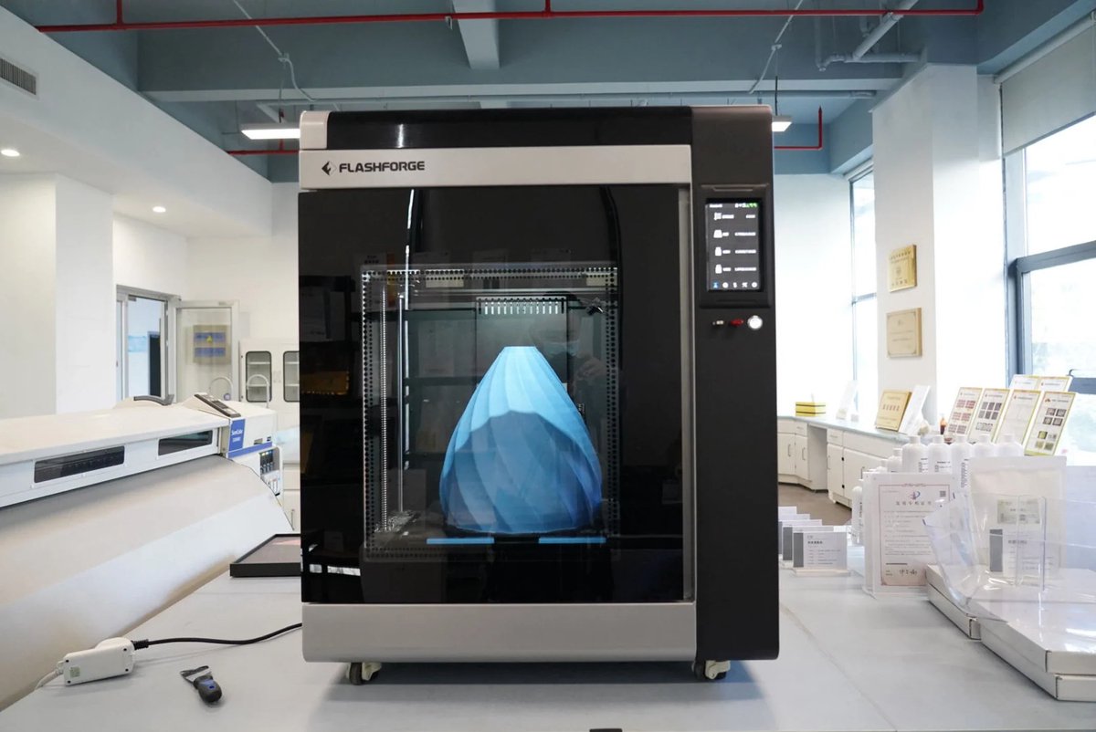FlashForge Creator 4A in een werkruimte met een grote blauwe print in de bouwkamer