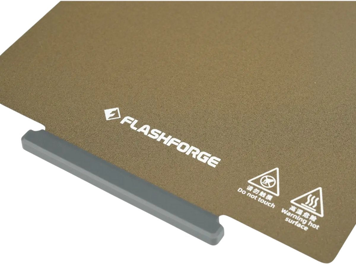 Close-up van de FlashForge PEI-printplaat met logo en waarschuwingssymbolen