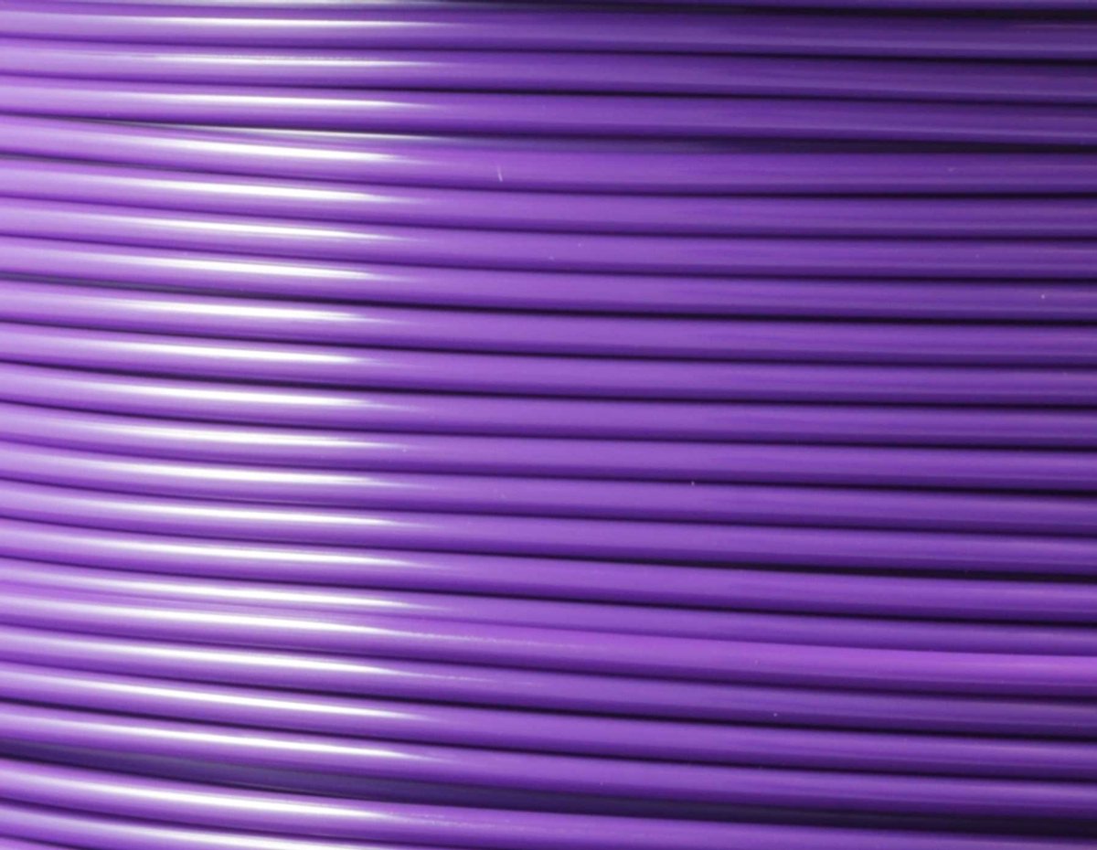 Close-up van paars FlashForge High Speed PLA-filament op de spoel