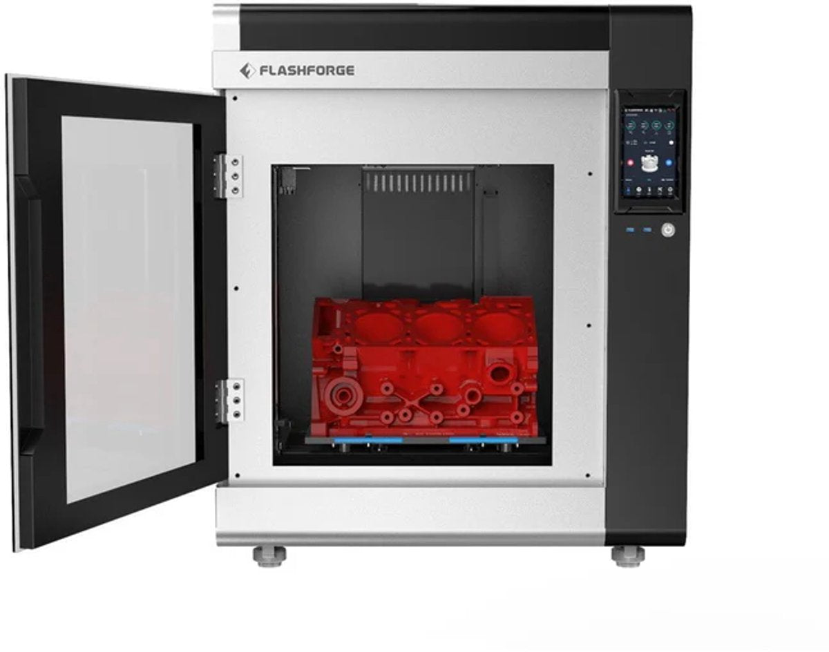FlashForge Creator 4A met open deur en een rood technisch onderdeel in de bouwkamer