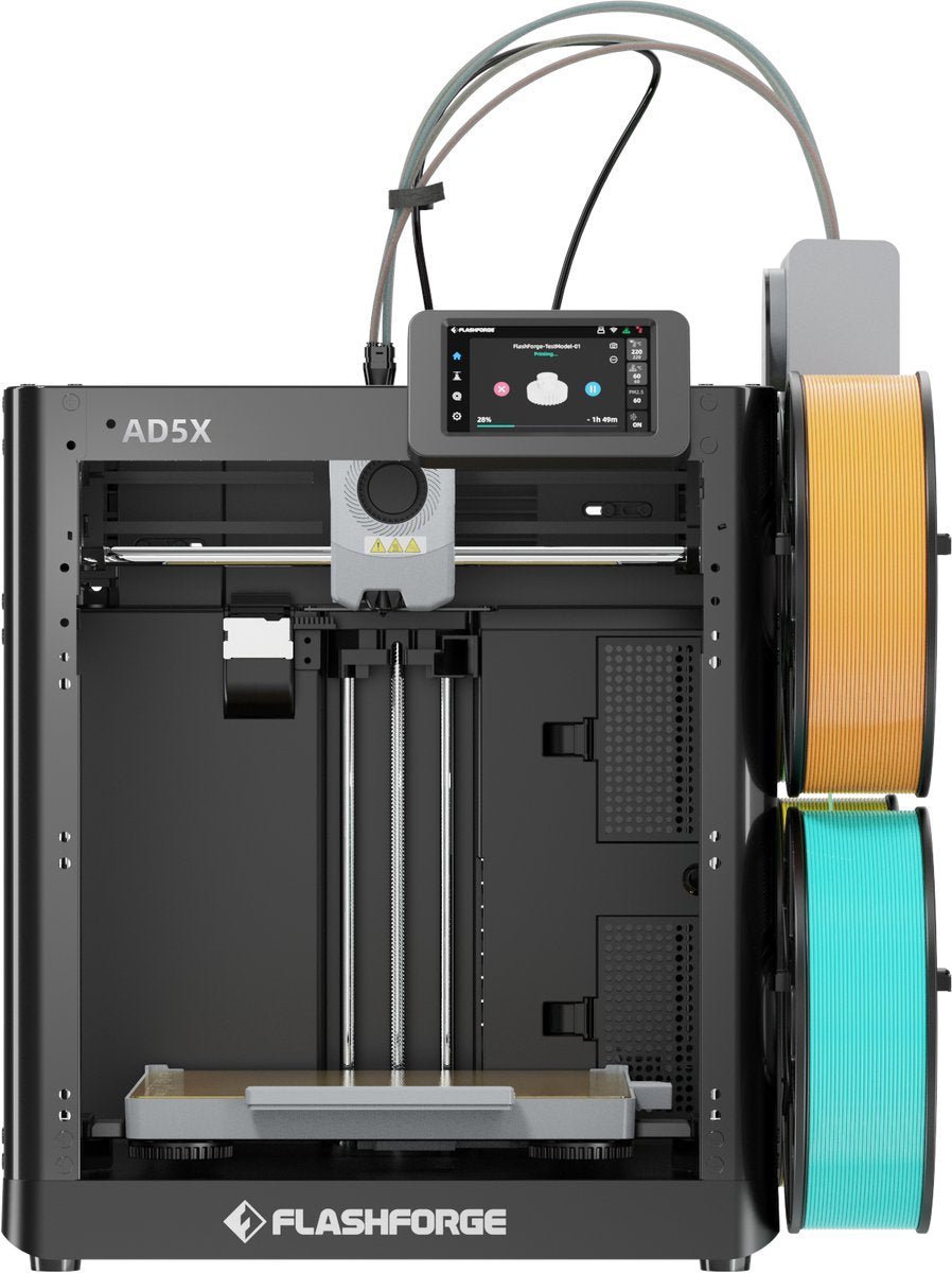 Vooraanzicht van de FlashForge Adventurer 5X met touchscreen en filamentspoelen aan de zijkant